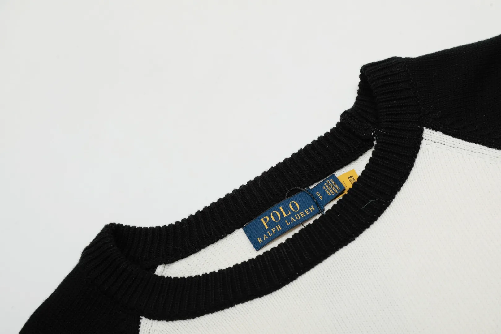 P220 Top quality" Style number: DS017# (not off the shelves all year round) [Ralph Lauren round neck pullover color block pony embroidery logo knitted sweater] ✅Ralph Lauren Ralph Lauren color block raglan contrasting basic style autumn and winter sweaters for men and women ✅Main supply platform live broadcast Wholesale entity Replenish when out of stock Not off the shelf ✅ZP quality 1:1 version Scan the code to enter the GF website Counter quality ✅Detailed quality The only one in Guangzhou Imported quality cotton yarn, focusing on high-end, cost-effective, good quality needless to say. ✅Restore the original version. The maximum size can be worn up to 190 pounds. Loose, comfortable and stress-free. ✅The upper body is simple and easy to match. A must-have item for ootd. Good-looking clothes are never picky. A must-have in the wardrobe of couples. Size: S-XL. Color: black with beige and white, navy blue with gray.